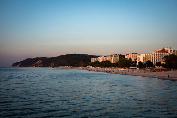 balneario de miedzyzdroje en polonia. - scenics building exterior tourist resort orange fotografías e imágenes de stock