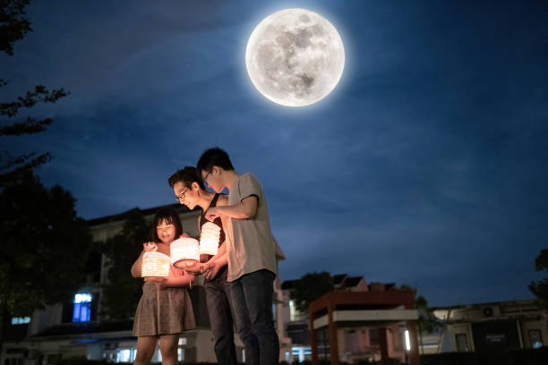 asian chinese father with children and nephew holding paper lantern, celebration mid autumn festival. - 中秋節 個照片及圖片檔