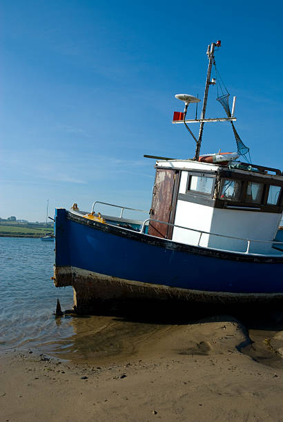 pesca en bote - sailing ship shipping beached industrial ship fotografías e imágenes de stock