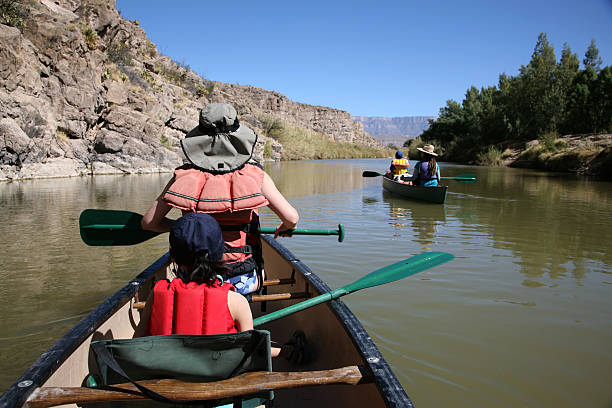 famiglia godetevi canoa - family texas canoeing rio grande foto e immagini stock