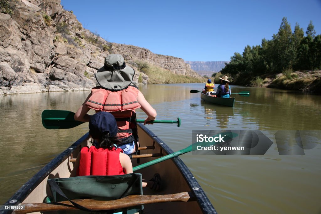 Família desfrutar de canoagem - Foto de stock de Parque Nacional de Big Bend royalty-free