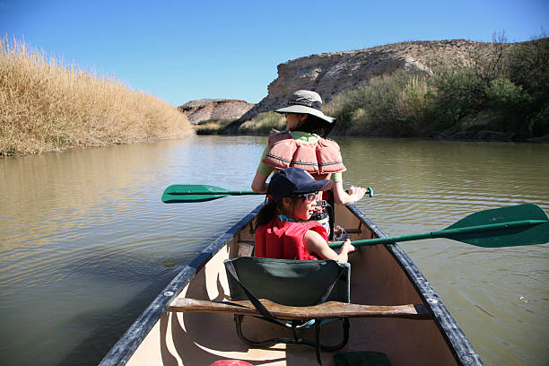 família canoagem no rio - family texas canoeing rio grande imagens e fotografias de stock