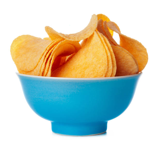tazón de papas fritas aisladas sobre blanco - potatoe chips fotografías e imágenes de stock