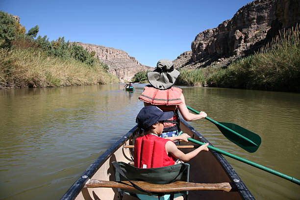 famiglia in canoa - family texas canoeing rio grande foto e immagini stock
