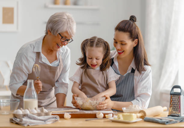 rodzina wspólnie przygotowuje piekarnię - family with one child domestic life caucasian love zdjęcia i obrazy z banku zdjęć