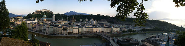 salzbourg panorama-xxl;! - kollegienkirche photos et images de collection