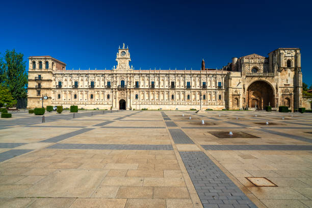 convento di san marco (convento de san marcos) a leon, spagna in una giornata di sole. - hotel war foto e immagini stock