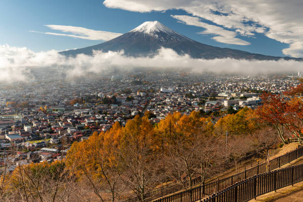 Montagne Fuji avec une couverture de brouillard nuageux - Photo