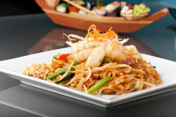 pesce pad thai spaghetti di riso saltati in padella con - thailand thai culture thai cuisine pad thai foto e immagini stock