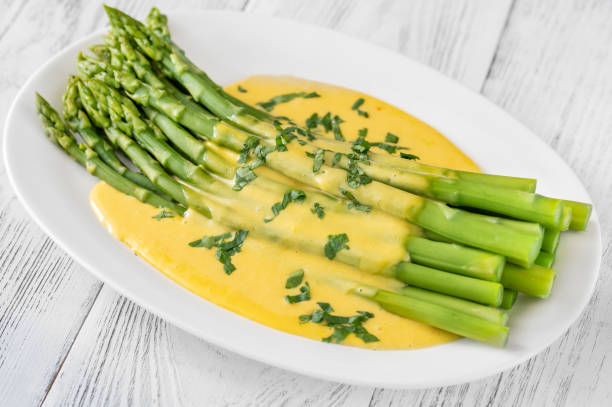 cooked asparagus with hollandaise sauce - hollandaise sauce imagens e fotografias de stock