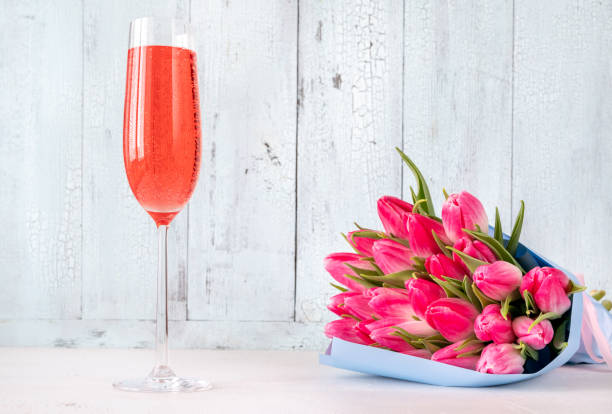 bouquet de tulipes avec coupe de champagne - champagne wedding pink petal photos et images de collection