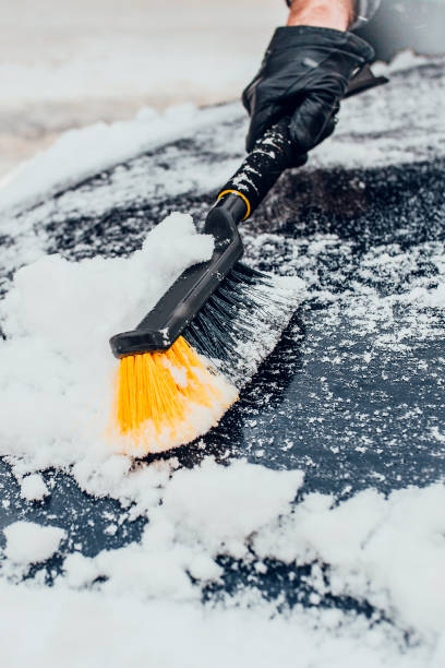 czyszczenie karoserii z lepkiego śniegu - snow car window ice scraper zdjęcia i obrazy z banku zdjęć