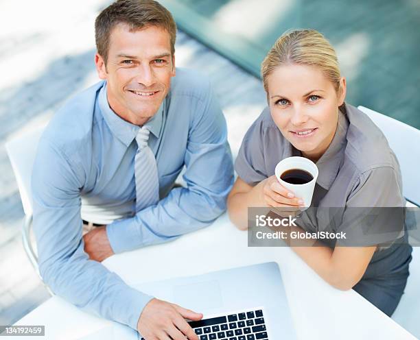 ビジネスミーティングコーヒーを片手に - 2人のストックフォトや画像を多数ご用意 - 2人, 30代, インターネット