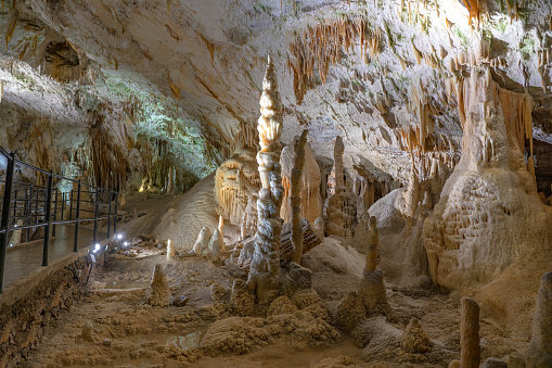 explorando la hermosa cueva de Postojna eslovenia la cueva europea más visitada photo