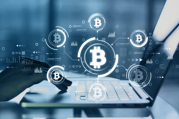 Close up of backlit female hands using laptop at blurry desktop with creative glowing blue bitcoin interface on dark background. Finance, technology, cryptocurrency and exchange concept. Double exposure primer plano de manos femeninas retroiluminadas usando una computadora portátil en el escritorio borroso con una interfaz creativa de bitcoin azul brillante sobre fondo oscuro. concepto de finanzas, tecnología, criptomonedas e intercambio. doble exposici