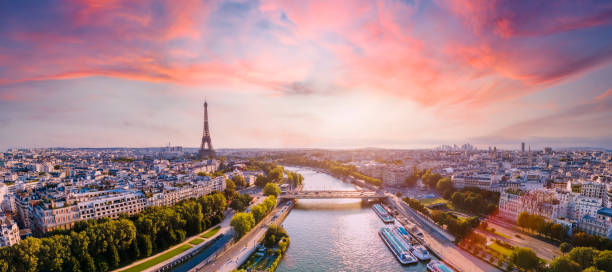 panorama aereo di parigi con la senna e la torre eiffel, francia. romantica destinazione per le vacanze estive. vista panoramica sopra edifici storici parigini e monumenti con cielo al tramonto - paris france panoramic seine river bridge foto e immagini stock