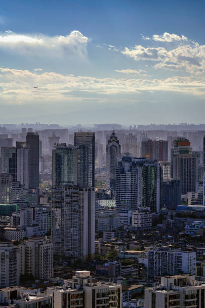 съемка современных плотных зданий в оживленных городах в солнечные дни - chengdu urban scene city life house стоковые фото и изображения