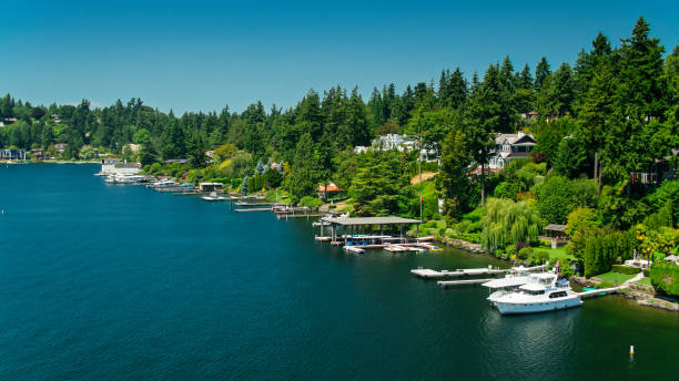 istock Lakefront Houses and Private Docks on Meydenbauer Bay 1341966325