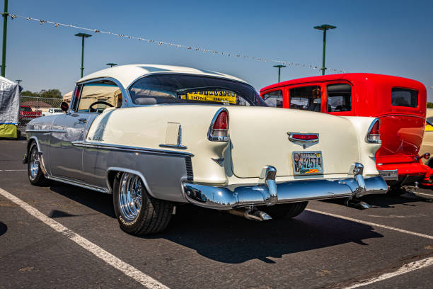 1955 шевроле белэйр хардтоп купе - chevrolet bel air personal land vehicle american culture car стоковые фото и изображения