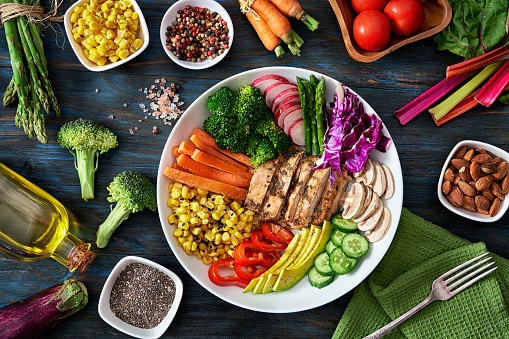 Conceptos de alimentación y dieta saludables. Vista superior de la ensalada de primavera tomada desde arriba sobre mesa de madera rústica. photo