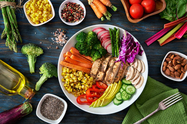 健康的な食事とダイエットの概念。素朴な木製のテーブルの上から撮影春のサラダのトップビュー。 - healthy eating ストックフォトと画像