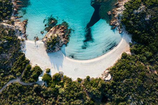 Vista desde arriba, impresionante vista aérea de una costa verde con la hermosa Playa del Príncipe (Spiaggia del Principe) una playa de arena blanca bañada por un agua turquesa. Cerdeña, Italia. photo