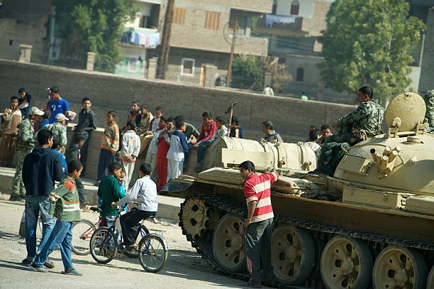 tanks auf den straßen von luxor, ägypten - coup detats stock-fotos und bilder