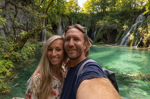 https://media.istockphoto.com/id/1341994621/photo/young-couple-take-selfie-with-beautiful-lakes-and-waterfall.jpg?b=1&s=170667a&w=0&k=20&c=lRtNzKxu8S52xxRR04tC_3Fgt92H8etVueWVr-DYSB0=