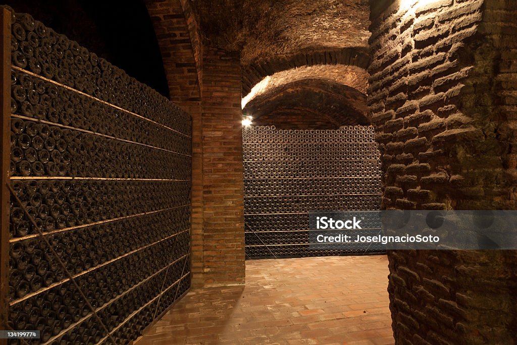 Viejo y sucio botellas de vinos en una bodega de antigüedad de apilado - Foto de stock de Río Duero libre de derechos