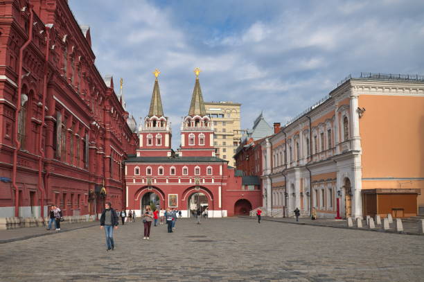 o portão da ressurreição do kremlin de moscou na praça vermelha, rússia - russia red paving stone moscow russia - fotografias e filmes do acervo