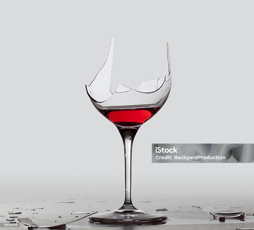 Fera beber vinho tinto em vidro - Foto de stock de Quebrado royalty-free