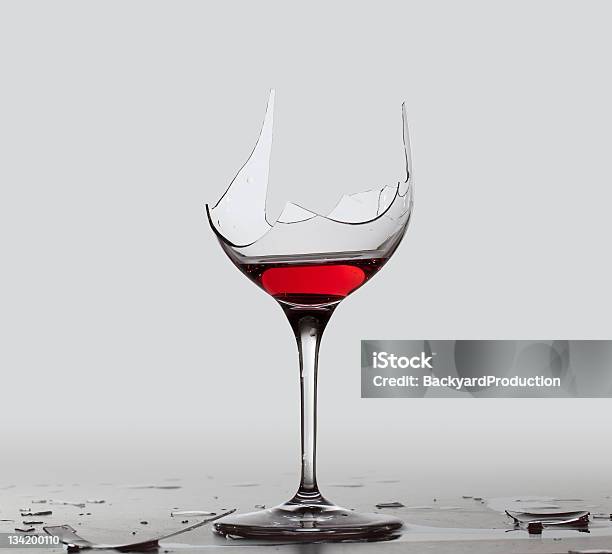 Foto de Fera Beber Vinho Tinto Em Vidro e mais fotos de stock de Quebrado - Quebrado, Taça de vinho, Quebrar