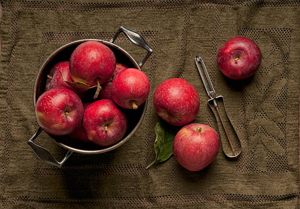 spartan mele in un secchio argento brunito - spartan apple foto e immagini stock