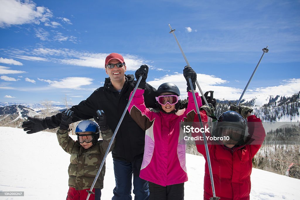 Diversión en un complejo turístico de esquí - Foto de stock de Esquí - Deporte libre de derechos