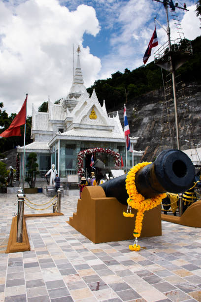 monumento krom luang chumphon ou santuário almirante príncipe abhakara kiartivongse em sairee beach em chumphon, tailândia - chumphon - fotografias e filmes do acervo