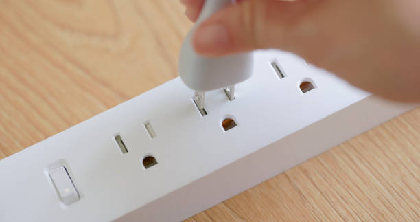 подключите электрические удлинительные шнуры - electric plug outlet network connection plug electricity стоковые фото и изображения