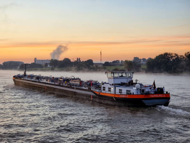 binnenvaart, traduzione navigazione interna sul fiume rhein lobith paesi bassi settembre 2021, durante le ore di tramonto, trasporto in nave germania a paesi bassi - narrow boat foto e immagini stock