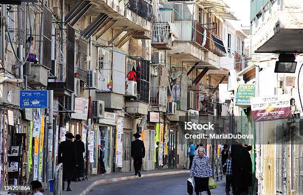 Photo libre de droit de La Vie De Tous Les Jours banque d'images et plus d'images libres de droit de Quartier Mea She'arim - Quartier Mea She'arim, Adulte, Art