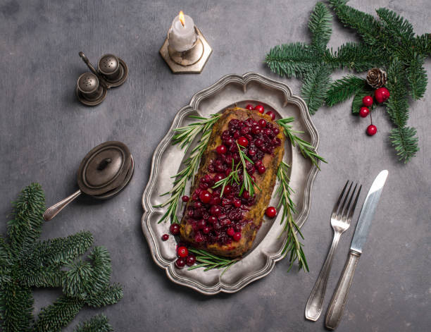 terrine de dinde de noël ou pain de viande avec sause aux canneberges sur une assiette en métal vintage.  nourriture traditionnelle de noël. vue de dessus. - candle meat turkey holiday photos et images de collection