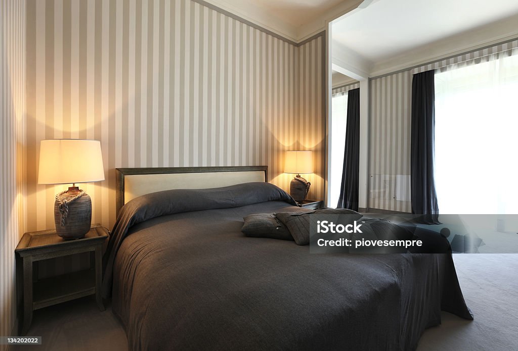 Appartamento di lusso interni, confortevole camera da letto - Foto stock royalty-free di Carta da parati