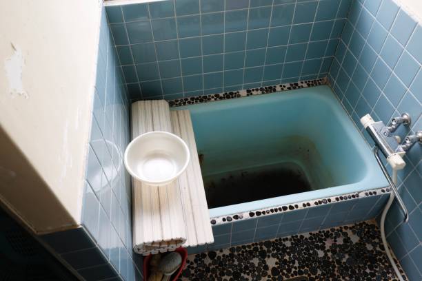 vieille baignoire - soaking tub photos et images de collection