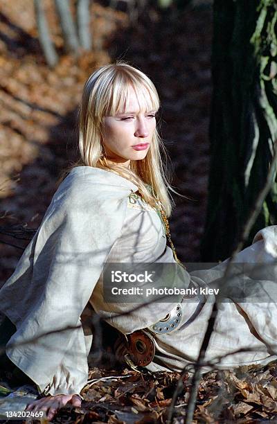 Wunderschöne Mittelalterliche Frau Sitzt Im Wald Stockfoto und mehr Bilder von Altertümlich - Altertümlich, Antiquität, Baum