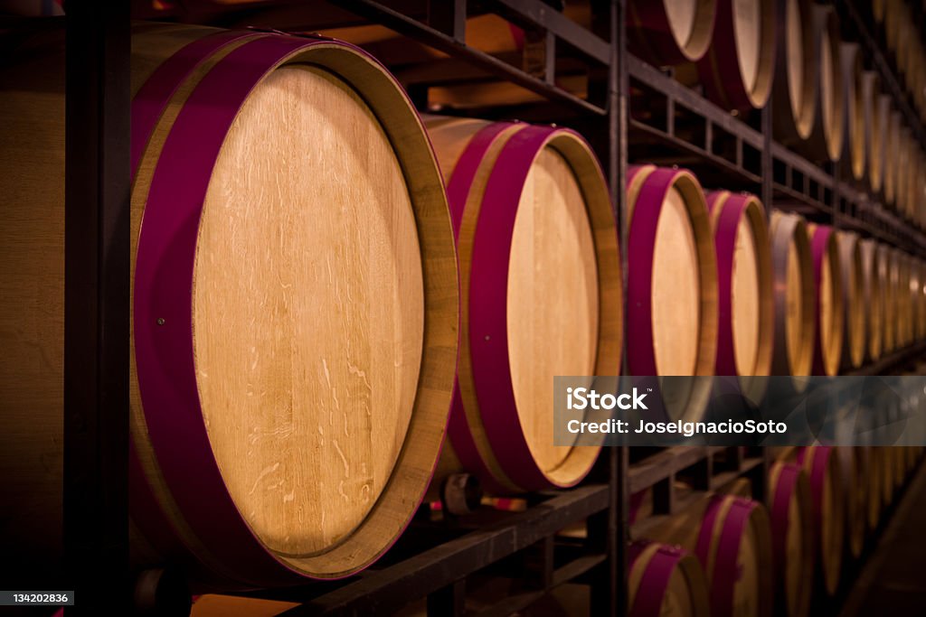 Barriles de vino en bodega de antigüedad - Foto de stock de Valladolid - México libre de derechos