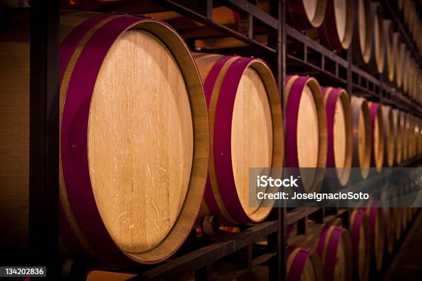 Barriles De Vino En Bodega De Antigüedad Foto de stock y más banco de imágenes de Valladolid - México - Valladolid - México, Valladolid - Provincia española, Vino