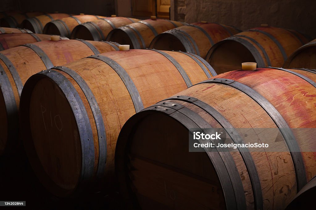 Barriles de vino en bodega de antigüedad - Foto de stock de Comunidad Autónoma de Castilla y León libre de derechos