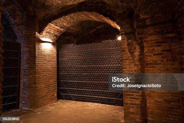Viejo Y Sucio Botellas De Vinos En Una Bodega De Antigüedad De Apilado Foto de stock y más banco de imágenes de Bodega - Almacén