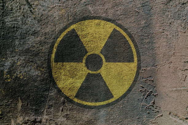 znak zagrożenia radioaktywnego przedstawiony na ścianie - nuclear zdjęcia i obrazy z banku zdjęć