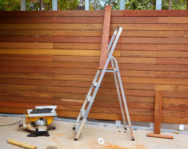 ipe installation de clôture en bois scie à table charpentier - fence photos et images de collection