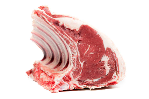 lammgestell auf weißem hintergrund - lamm fleisch stock-fotos und bilder