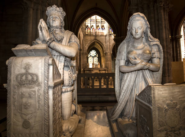 サン・ドニ聖堂のルイ16世とマリー・アントワネットの像 - louis xvi ストックフォトと画像